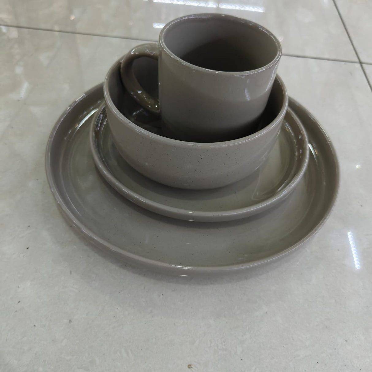 24pcs Ceramic Dinner Set – Plates, Bowls, Cups, and Side Plates