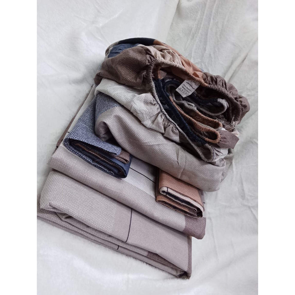 Cotton Bedsheets Set | 2 Flat Bedsheets, 1 Fitted Bedsheet, 2 Pillowcases | Size 6*7