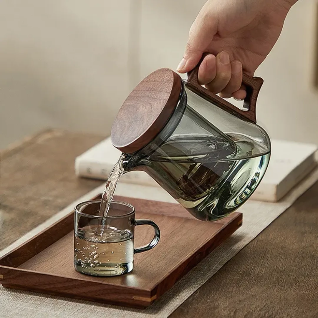 High Borosilicate Teapot with Walnut Handle Elegant Heat Resistant Glass Teapot. Tableware Teapots