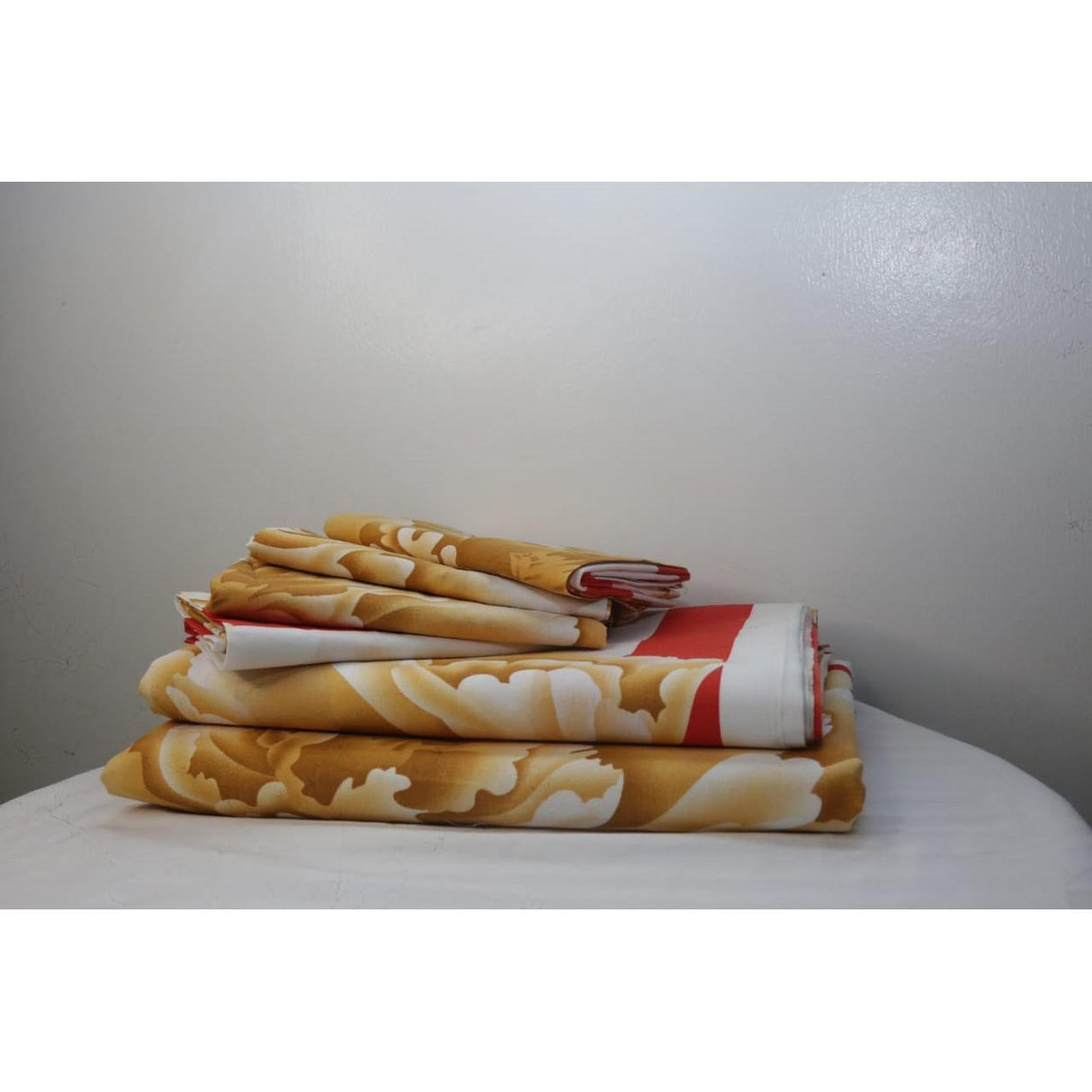 High Quality 6 Piece Pakistan Bedsheets Set | 1 Fitted, 1 Flat Sheet & 4 Pillowcases (7x7 Size)