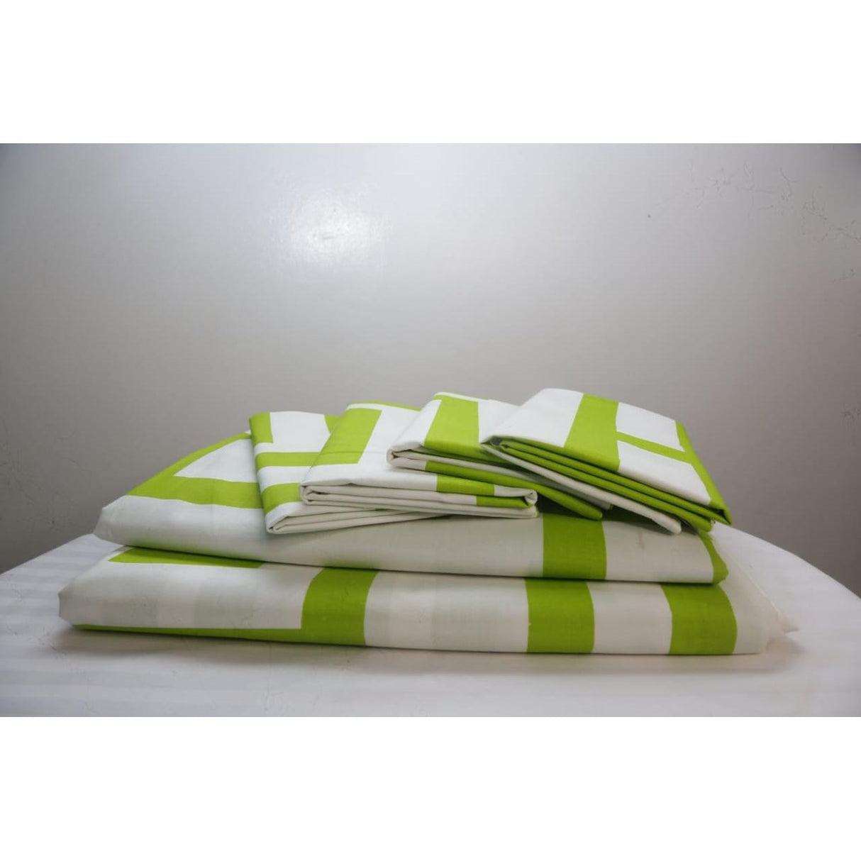 High Quality 6 Piece Pakistan Bedsheets Set | 1 Fitted, 1 Flat Sheet & 4 Pillowcases (7x7 Size)