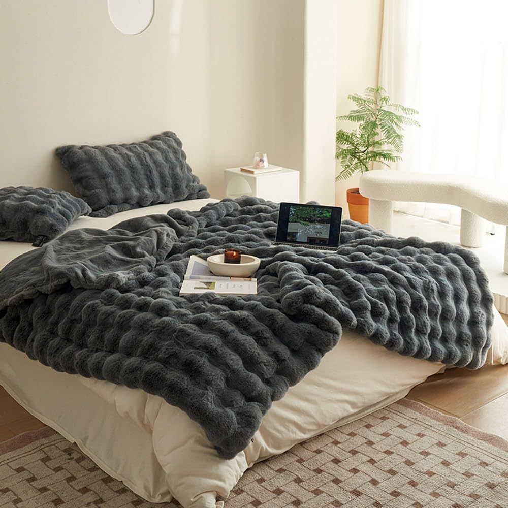 Luxurious Double Layer Faux Furry Bubble Blanket 180×200cm
