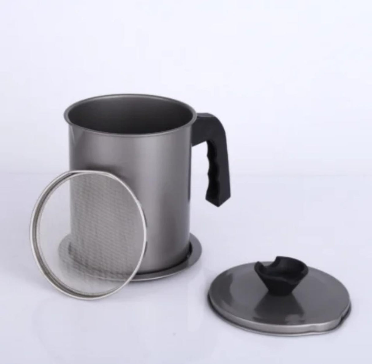 Large Capacity Japanese Style Kitchen Oil Storage Container – 1.4L with Built-In Strainer