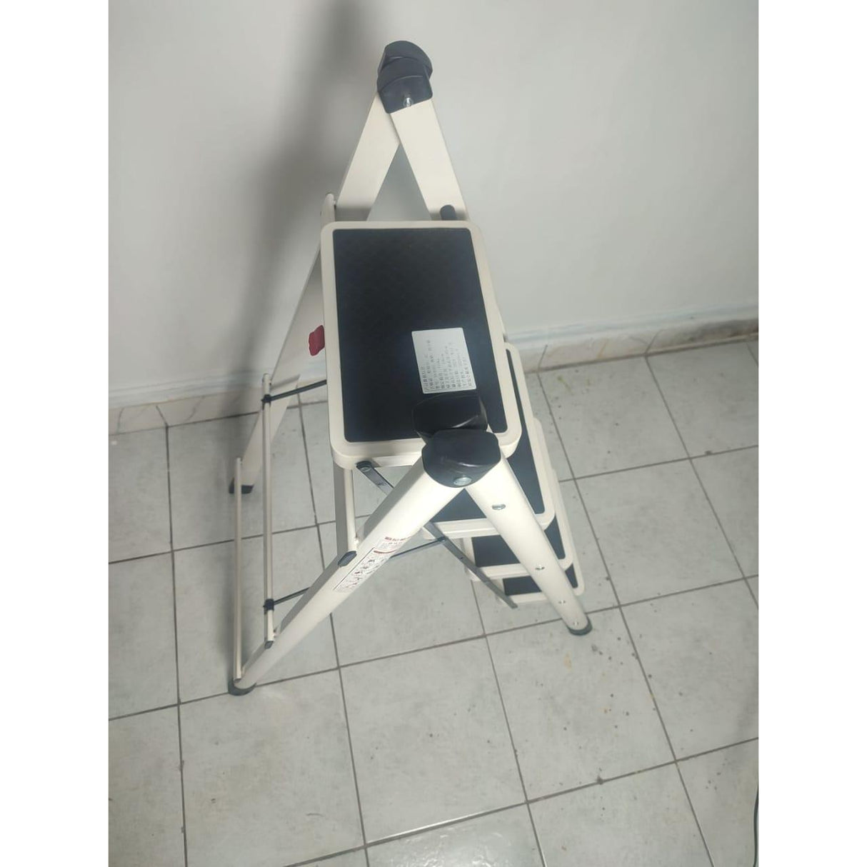 4-Step Foldable Ladder with 330kg Load Capacity and Compact Storage Design