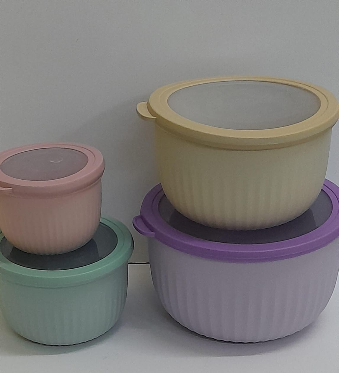 4-in-1 Stackable Salad Bowls – BPA-Free Plastic Set with Silicone Lids