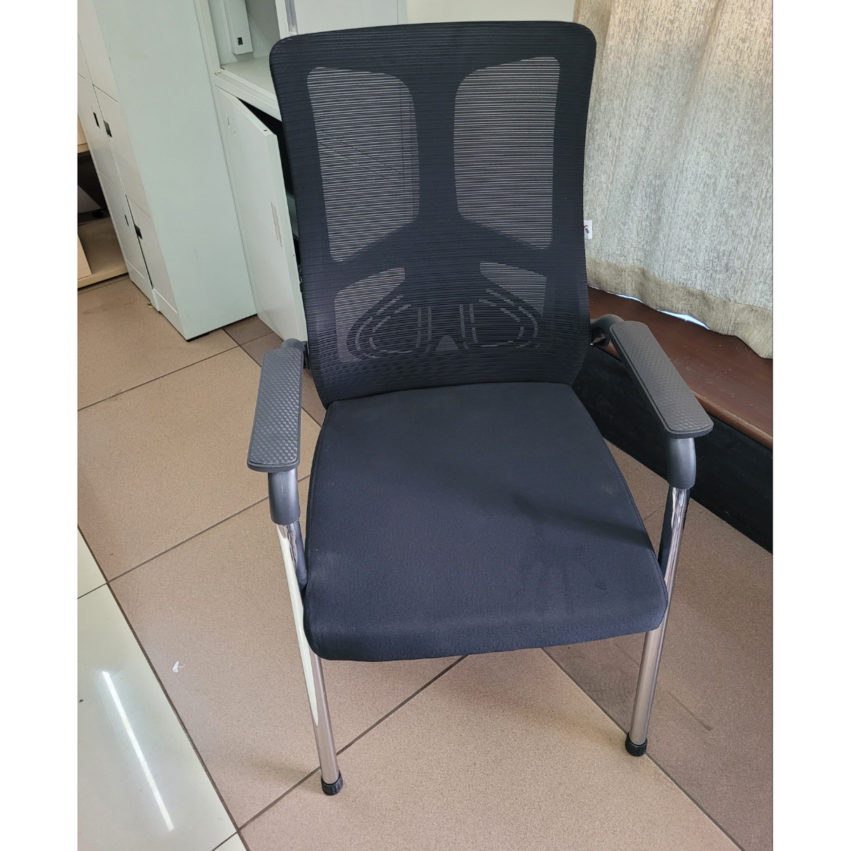 Ergonomic Office Visitor Chair with Mesh Back and Armrests