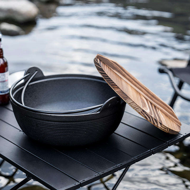 Furaha Finds Pure Cast Iron Flat Bottom Wok 27cm non stick wok with wooden lid,360° heat distribution,and compatibility with all cooktops,perfect for stir frying and outdoor cooking.
