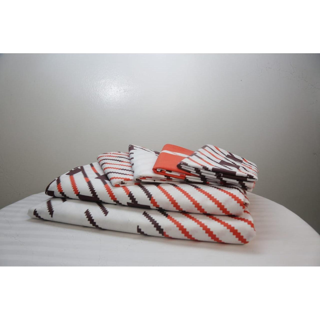 High Quality 6 Piece Pakistan Bedsheets Set | 1 Fitted, 1 Flat Sheet & 4 Pillowcases (7x7 Size)