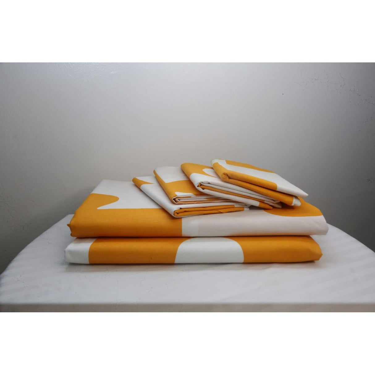 High Quality 6 Piece Pakistan Bedsheets Set | 1 Fitted, 1 Flat Sheet & 4 Pillowcases (7x7 Size)