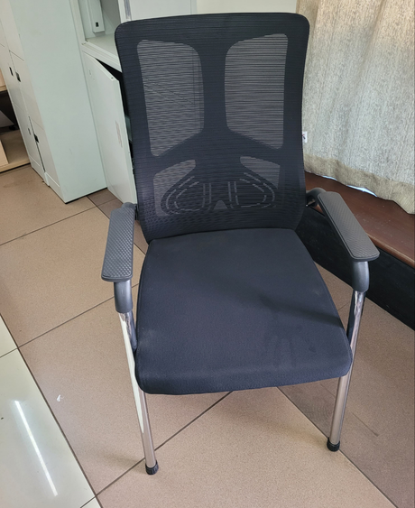 Ergonomic Office Visitor Chair with Mesh Back and Armrests