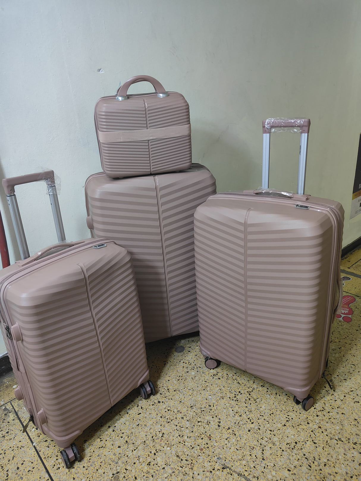 4 in 1 Luxurious Unbreakable Suitcase Set with Spinner Wheels and Telescopic Handle