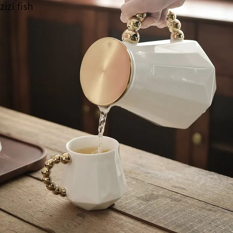 Luxurious Tea Set with Golden Handle, Bamboo Holder and Tray – 6 Cups + 1 Kettle