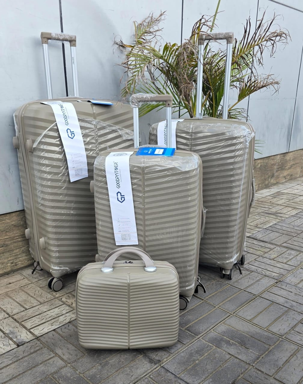 4 in 1 Luxurious Unbreakable Suitcase Set with Spinner Wheels and Telescopic Handle